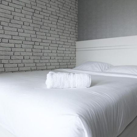 Modern And Comfortable Studio Apartment Springlake Summarecon Near Summarecon By Travelio Bekasi Exterior photo