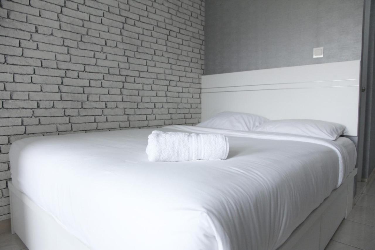 Modern And Comfortable Studio Apartment Springlake Summarecon Near Summarecon By Travelio Bekasi Exterior photo